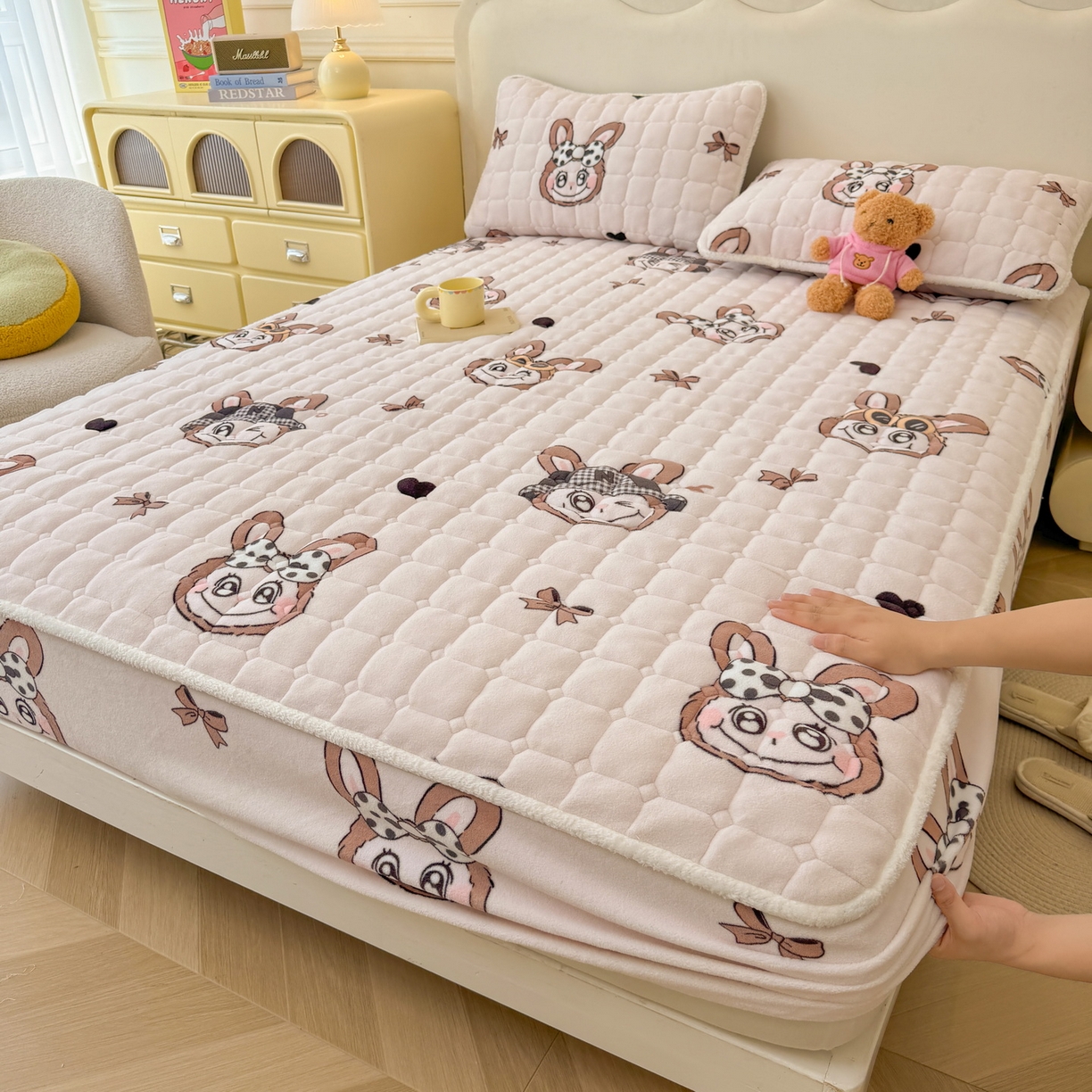 91家纺网 家纺一手货源 找家纺 LIFE.丽芙 2025秋冬新款牛奶绒加厚夹棉单床笠印花款床垫子保护套秋冬保暖床罩子三件套 趣多多