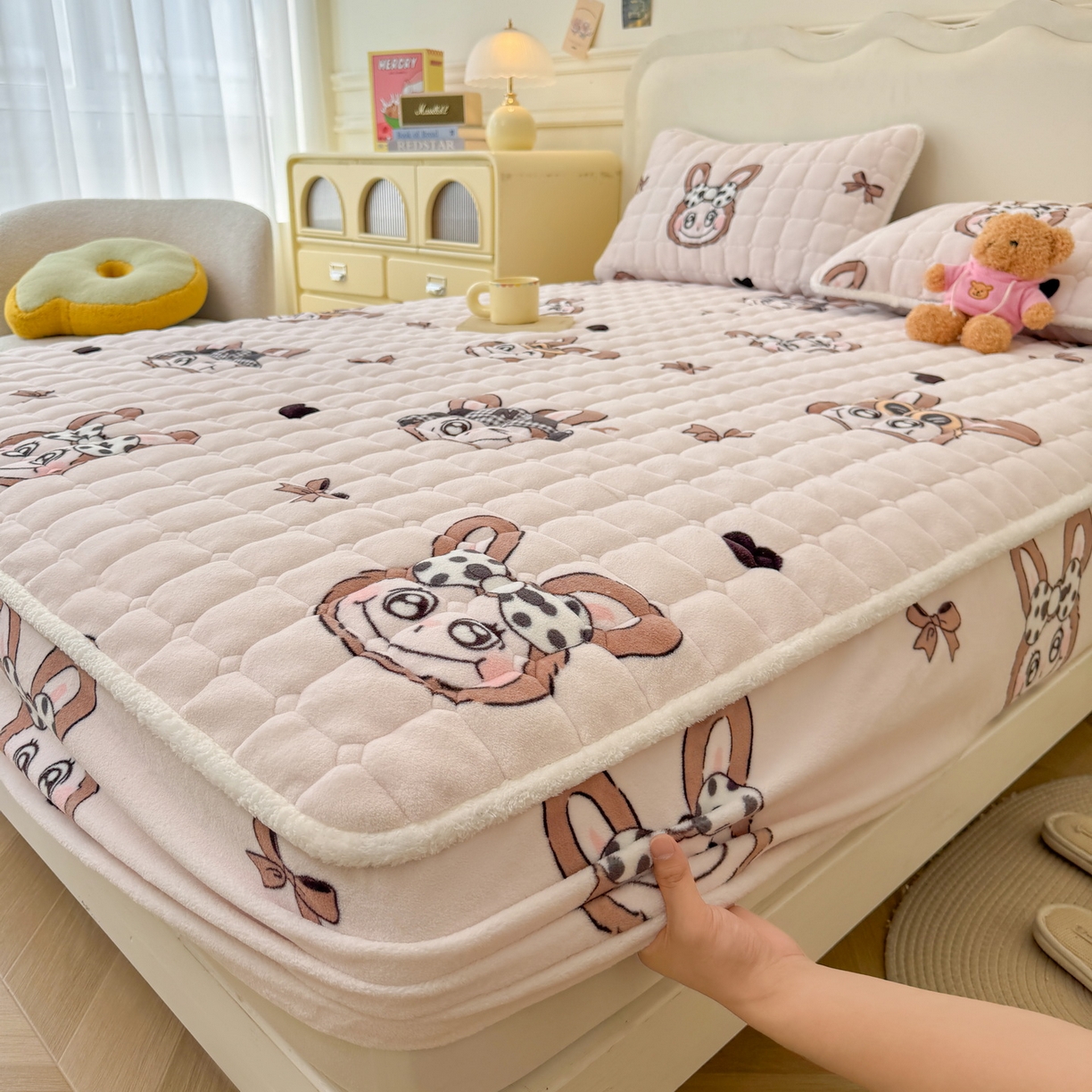 91家纺网 家纺一手货源 找家纺 LIFE.丽芙 2025秋冬新款牛奶绒加厚夹棉单床笠印花款床垫子保护套秋冬保暖床罩子三件套 趣多多