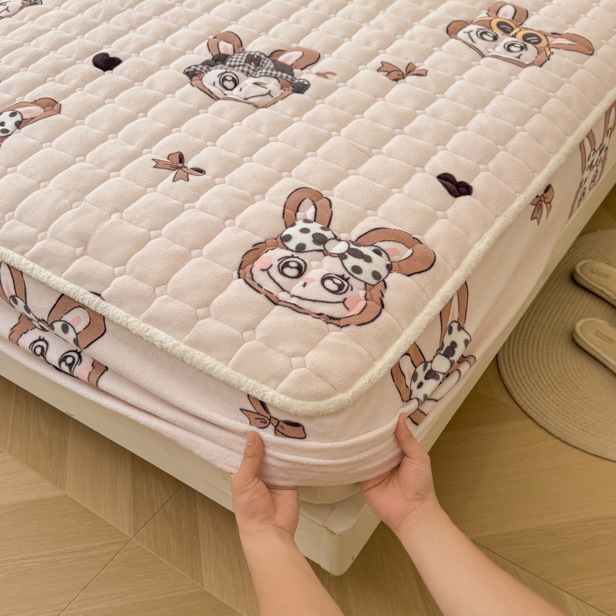 91家纺网 家纺一手货源 找家纺 LIFE.丽芙 2025秋冬新款牛奶绒加厚夹棉单床笠印花款床垫子保护套秋冬保暖床罩子三件套 趣多多