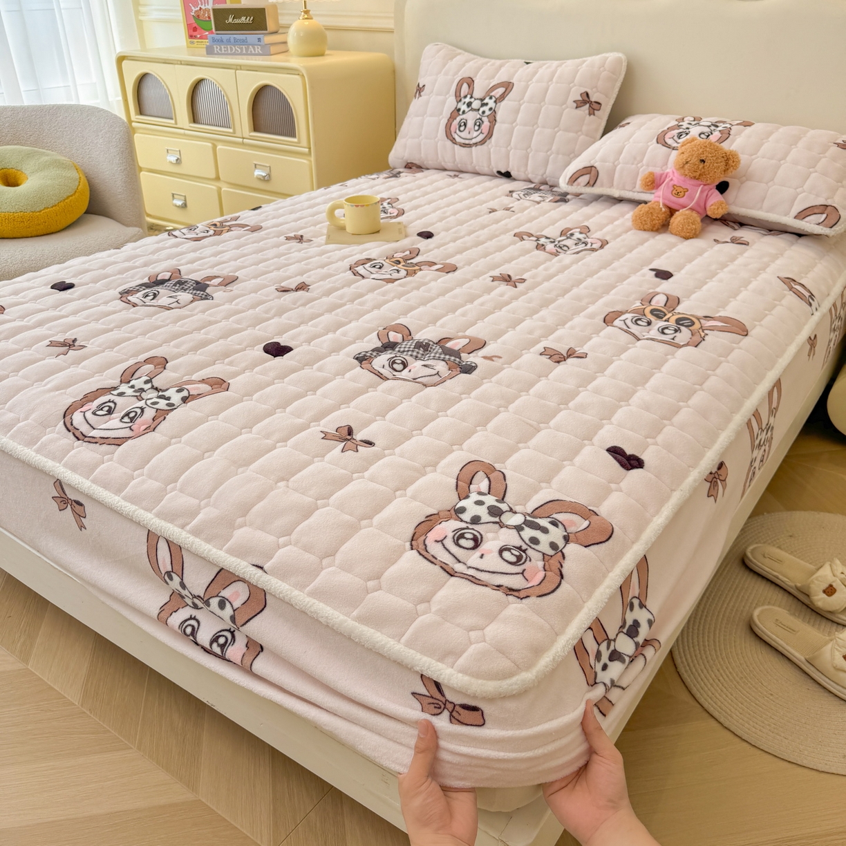 91家纺网 家纺一手货源 找家纺 LIFE.丽芙 2025秋冬新款牛奶绒加厚夹棉单床笠印花款床垫子保护套秋冬保暖床罩子三件套 趣多多