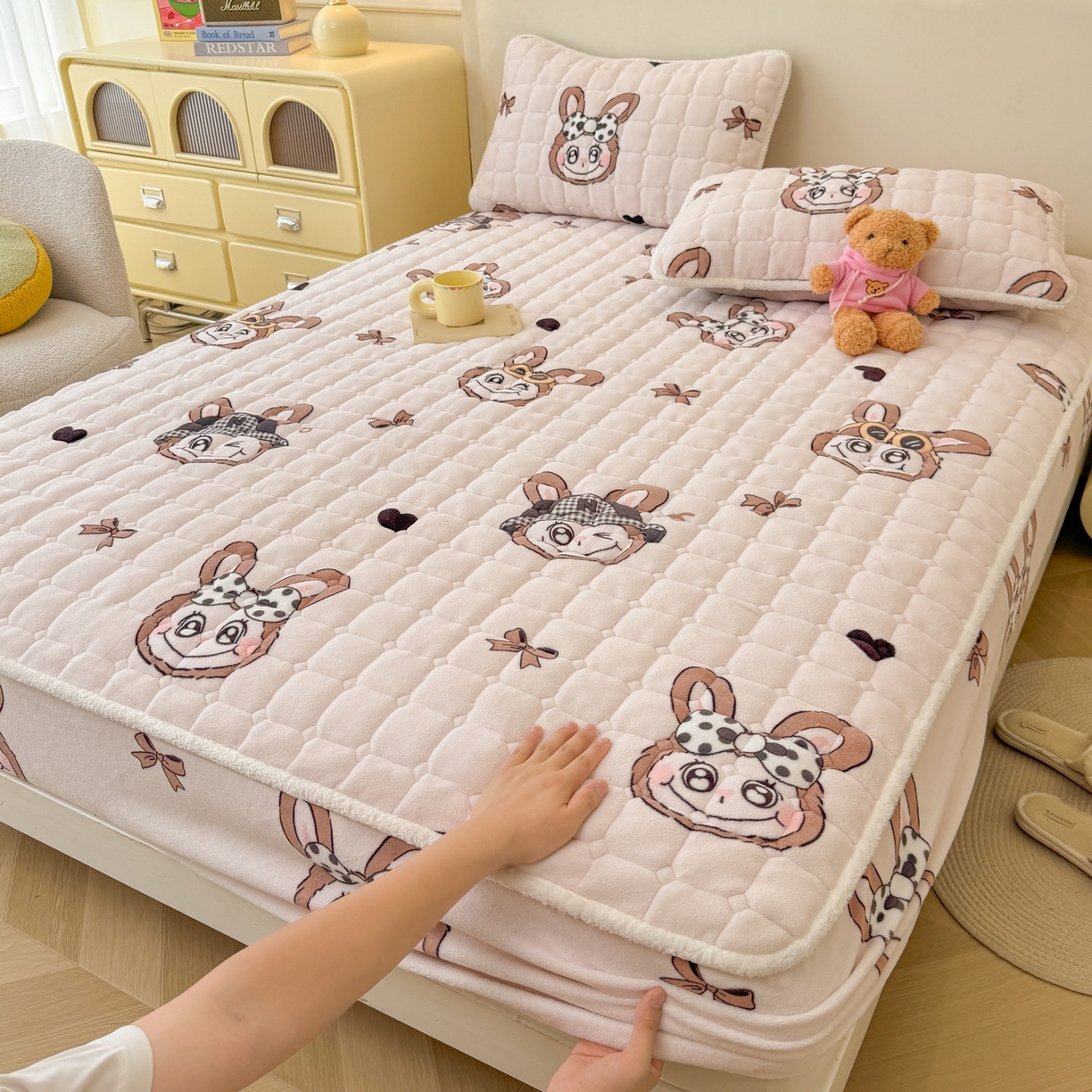 91家纺网 家纺一手货源 找家纺 LIFE.丽芙 2025秋冬新款牛奶绒加厚夹棉单床笠印花款床垫子保护套秋冬保暖床罩子三件套 趣多多