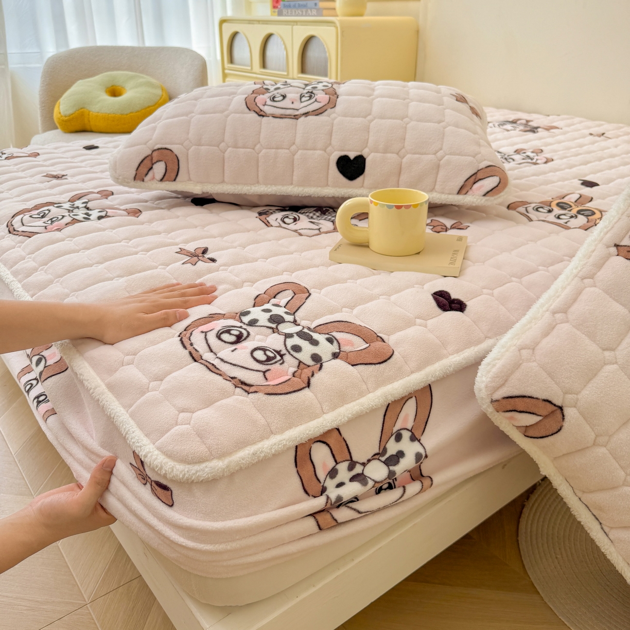 91家纺网 家纺一手货源 找家纺 LIFE.丽芙 2025秋冬新款牛奶绒加厚夹棉单床笠印花款床垫子保护套秋冬保暖床罩子三件套 趣多多