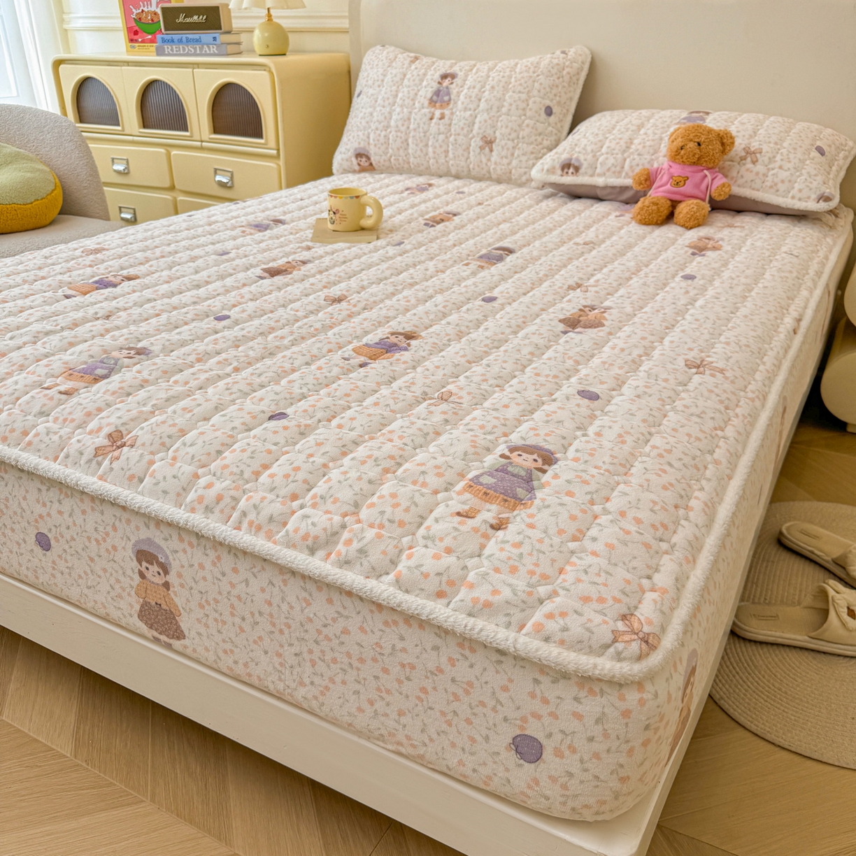 91家纺网 家纺一手货源 找家纺 LIFE.丽芙 2025秋冬新款牛奶绒加厚夹棉单床笠印花款床垫子保护套秋冬保暖床罩子三件套 甜美女孩