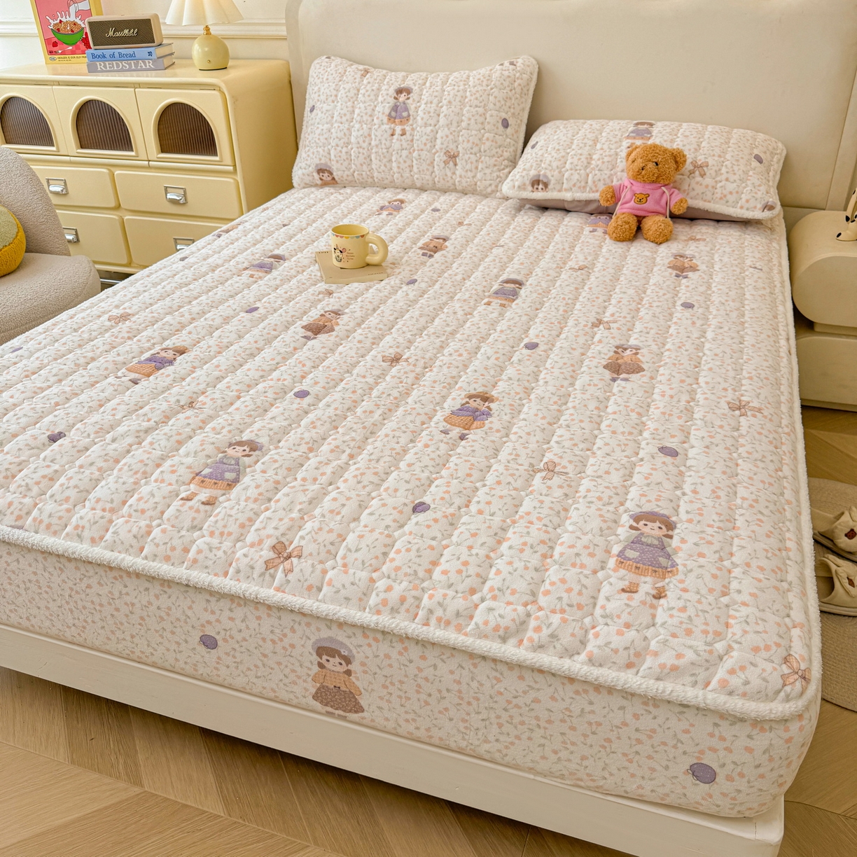 91家纺网 家纺一手货源 找家纺 LIFE.丽芙 2025秋冬新款牛奶绒加厚夹棉单床笠印花款床垫子保护套秋冬保暖床罩子三件套 甜美女孩