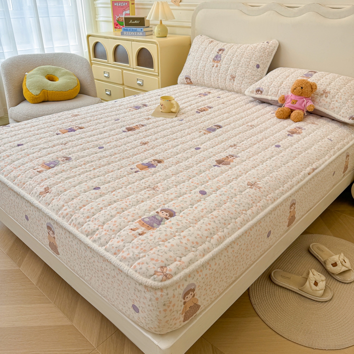 91家纺网 家纺一手货源 找家纺 LIFE.丽芙 2025秋冬新款牛奶绒加厚夹棉单床笠印花款床垫子保护套秋冬保暖床罩子三件套 甜美女孩