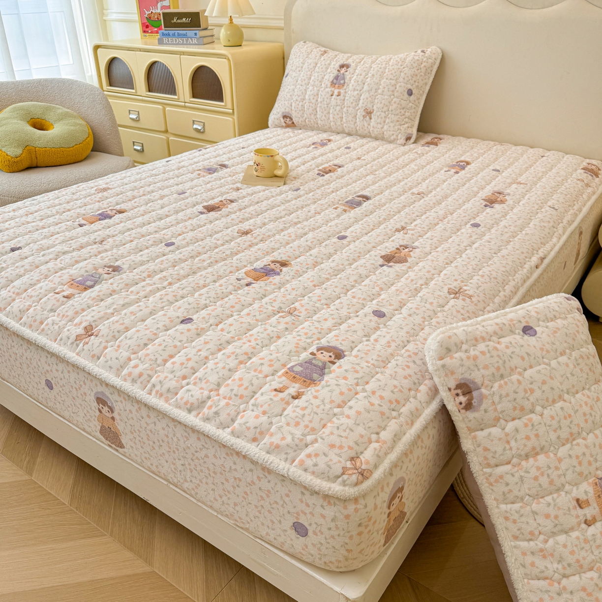 91家纺网 家纺一手货源 找家纺 LIFE.丽芙 2025秋冬新款牛奶绒加厚夹棉单床笠印花款床垫子保护套秋冬保暖床罩子三件套 甜美女孩