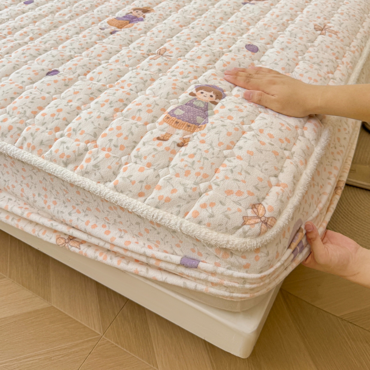 91家纺网 家纺一手货源 找家纺 LIFE.丽芙 2025秋冬新款牛奶绒加厚夹棉单床笠印花款床垫子保护套秋冬保暖床罩子三件套 甜美女孩