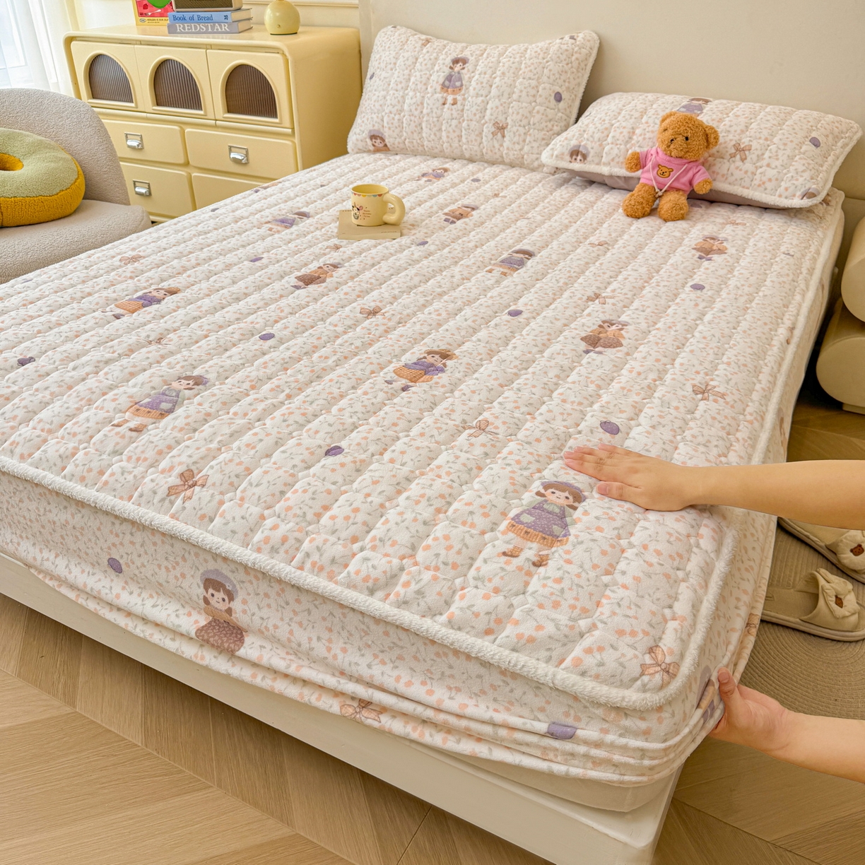 91家纺网 家纺一手货源 找家纺 LIFE.丽芙 2025秋冬新款牛奶绒加厚夹棉单床笠印花款床垫子保护套秋冬保暖床罩子三件套 甜美女孩