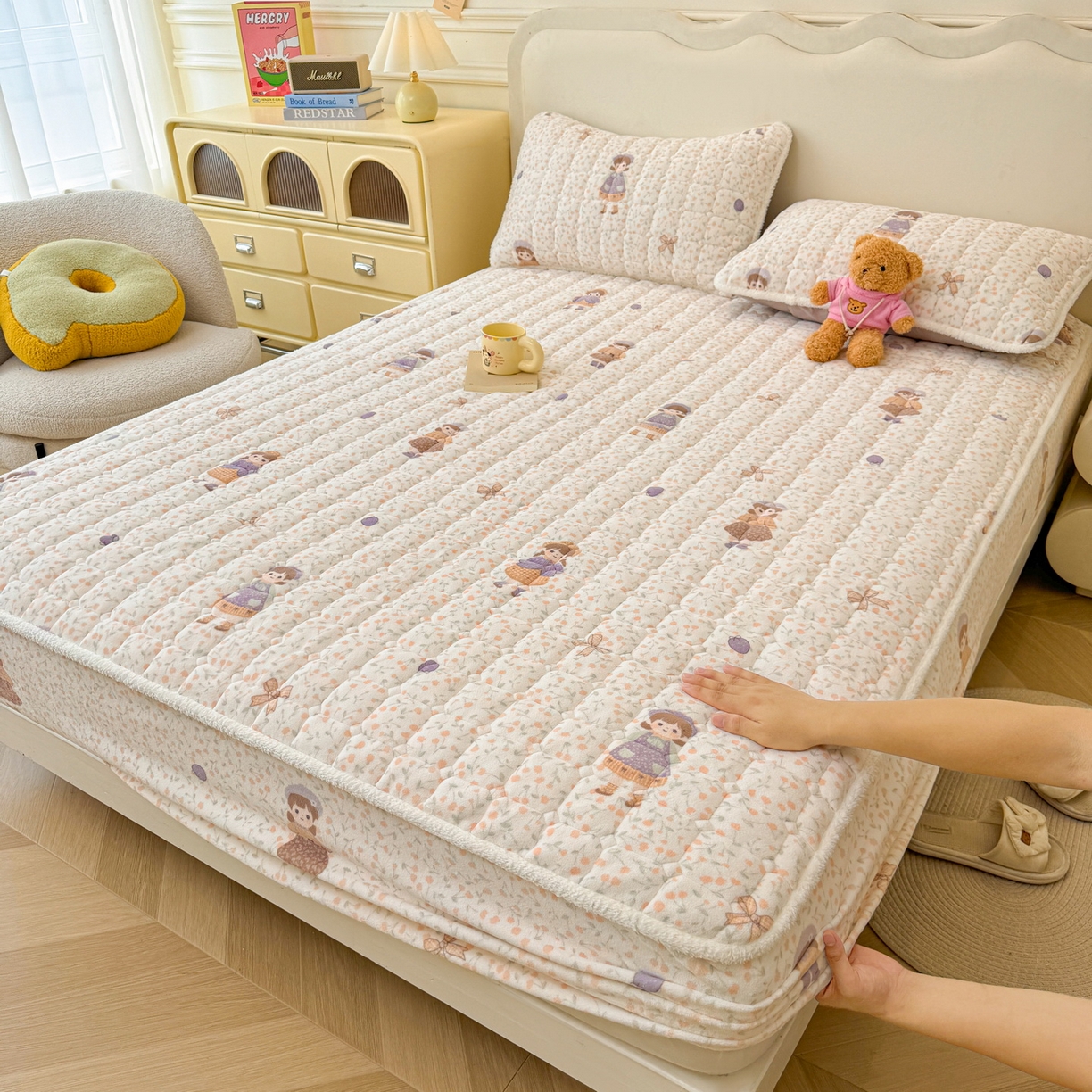 91家纺网 家纺一手货源 找家纺 LIFE.丽芙 2025秋冬新款牛奶绒加厚夹棉单床笠印花款床垫子保护套秋冬保暖床罩子三件套 甜美女孩