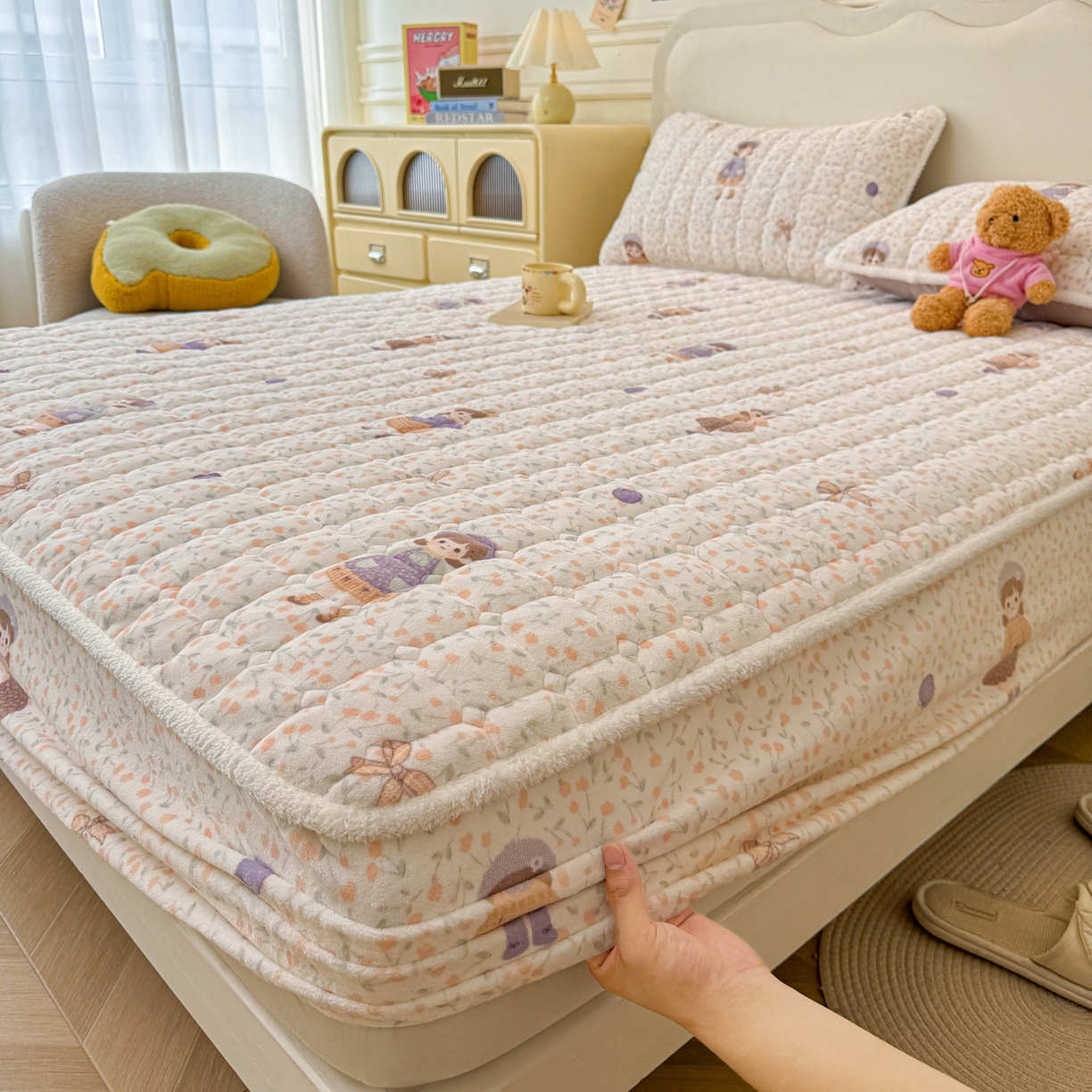 91家纺网 家纺一手货源 找家纺 LIFE.丽芙 2025秋冬新款牛奶绒加厚夹棉单床笠印花款床垫子保护套秋冬保暖床罩子三件套 甜美女孩