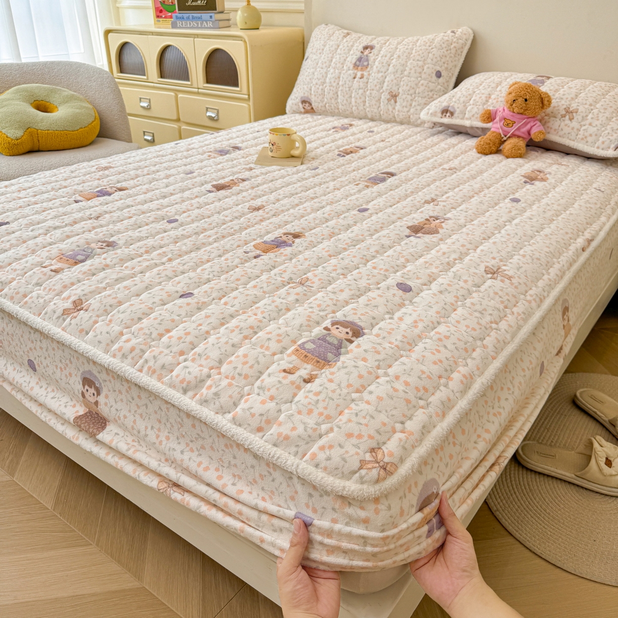 91家纺网 家纺一手货源 找家纺 LIFE.丽芙 2025秋冬新款牛奶绒加厚夹棉单床笠印花款床垫子保护套秋冬保暖床罩子三件套 甜美女孩