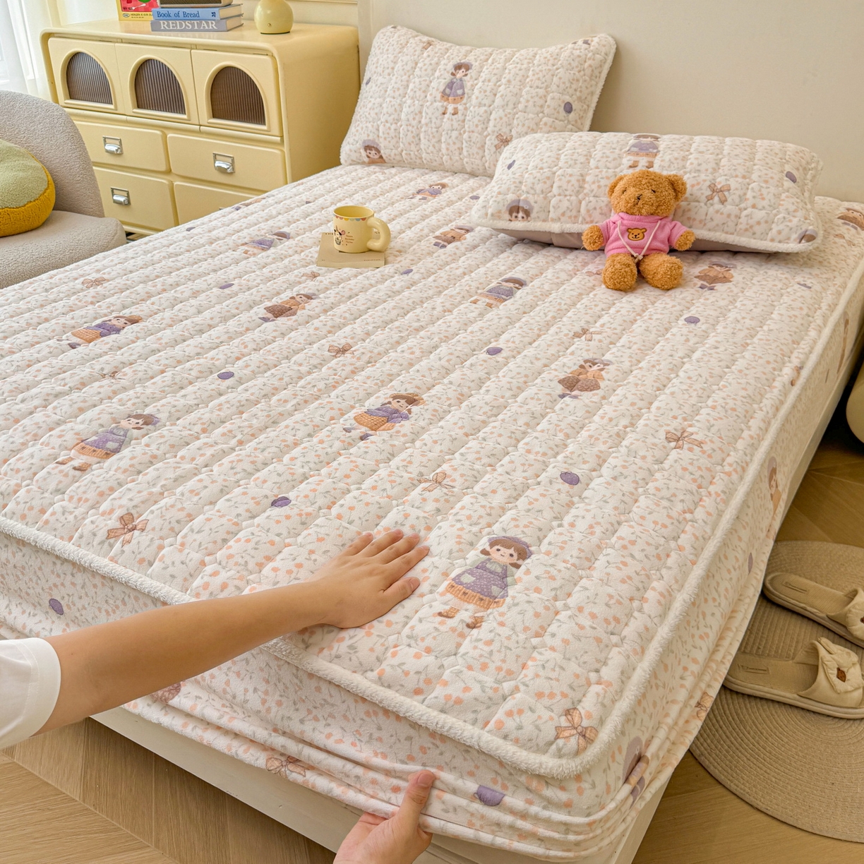 91家纺网 家纺一手货源 找家纺 LIFE.丽芙 2025秋冬新款牛奶绒加厚夹棉单床笠印花款床垫子保护套秋冬保暖床罩子三件套 甜美女孩