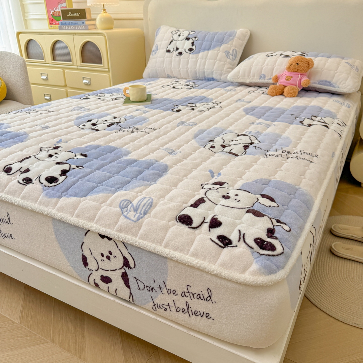 91家纺网 家纺一手货源 找家纺 LIFE.丽芙 2025秋冬新款牛奶绒加厚夹棉单床笠印花款床垫子保护套秋冬保暖床罩子三件套 幸运狗