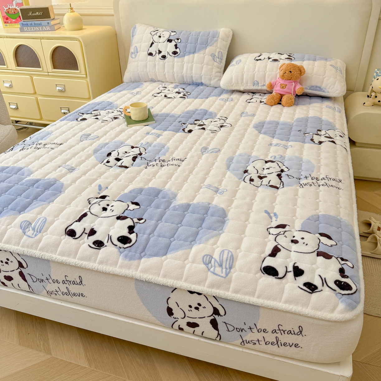 91家纺网 家纺一手货源 找家纺 LIFE.丽芙 2025秋冬新款牛奶绒加厚夹棉单床笠印花款床垫子保护套秋冬保暖床罩子三件套 幸运狗