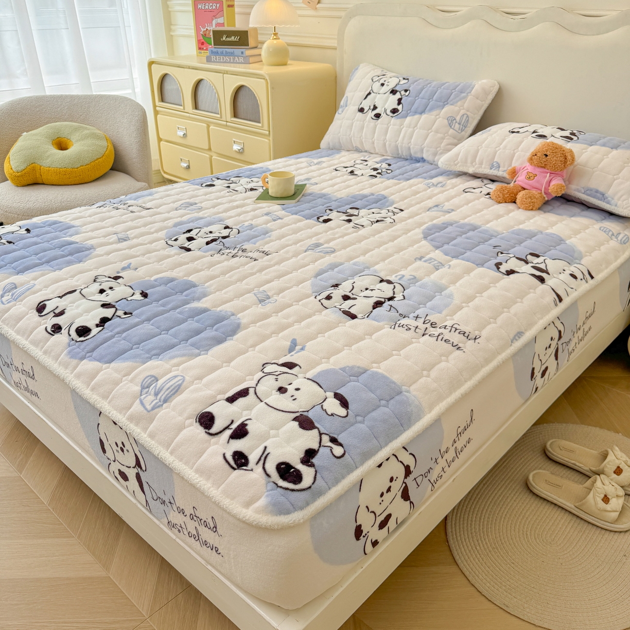 91家纺网 家纺一手货源 找家纺 LIFE.丽芙 2025秋冬新款牛奶绒加厚夹棉单床笠印花款床垫子保护套秋冬保暖床罩子三件套 幸运狗