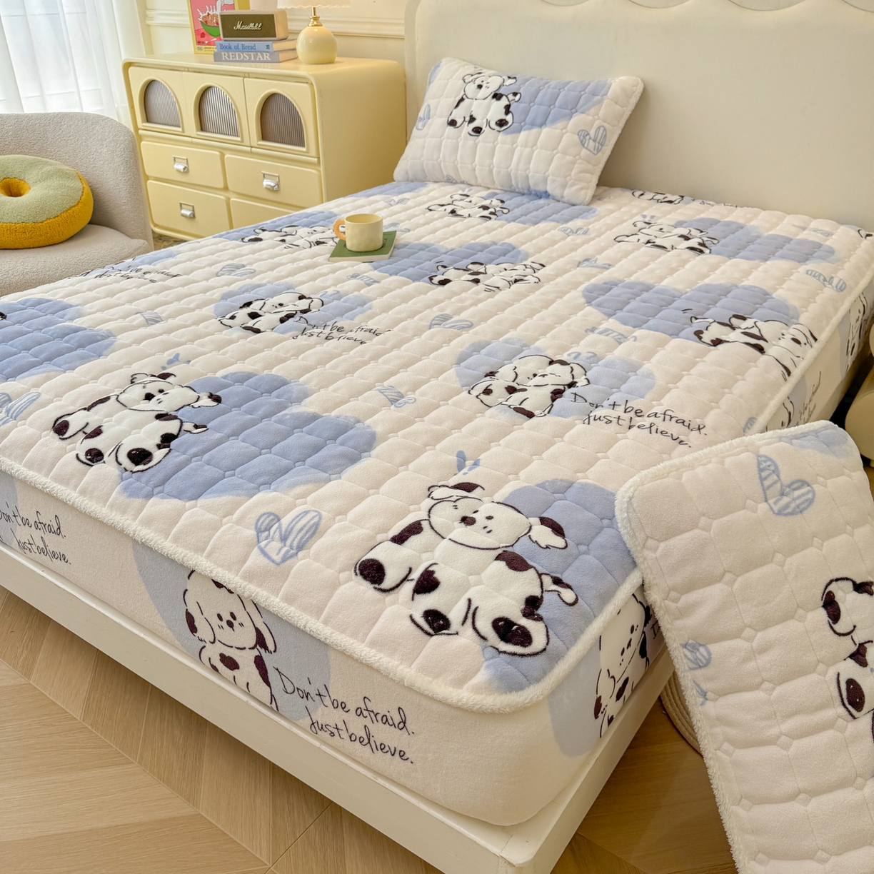 91家纺网 家纺一手货源 找家纺 LIFE.丽芙 2025秋冬新款牛奶绒加厚夹棉单床笠印花款床垫子保护套秋冬保暖床罩子三件套 幸运狗