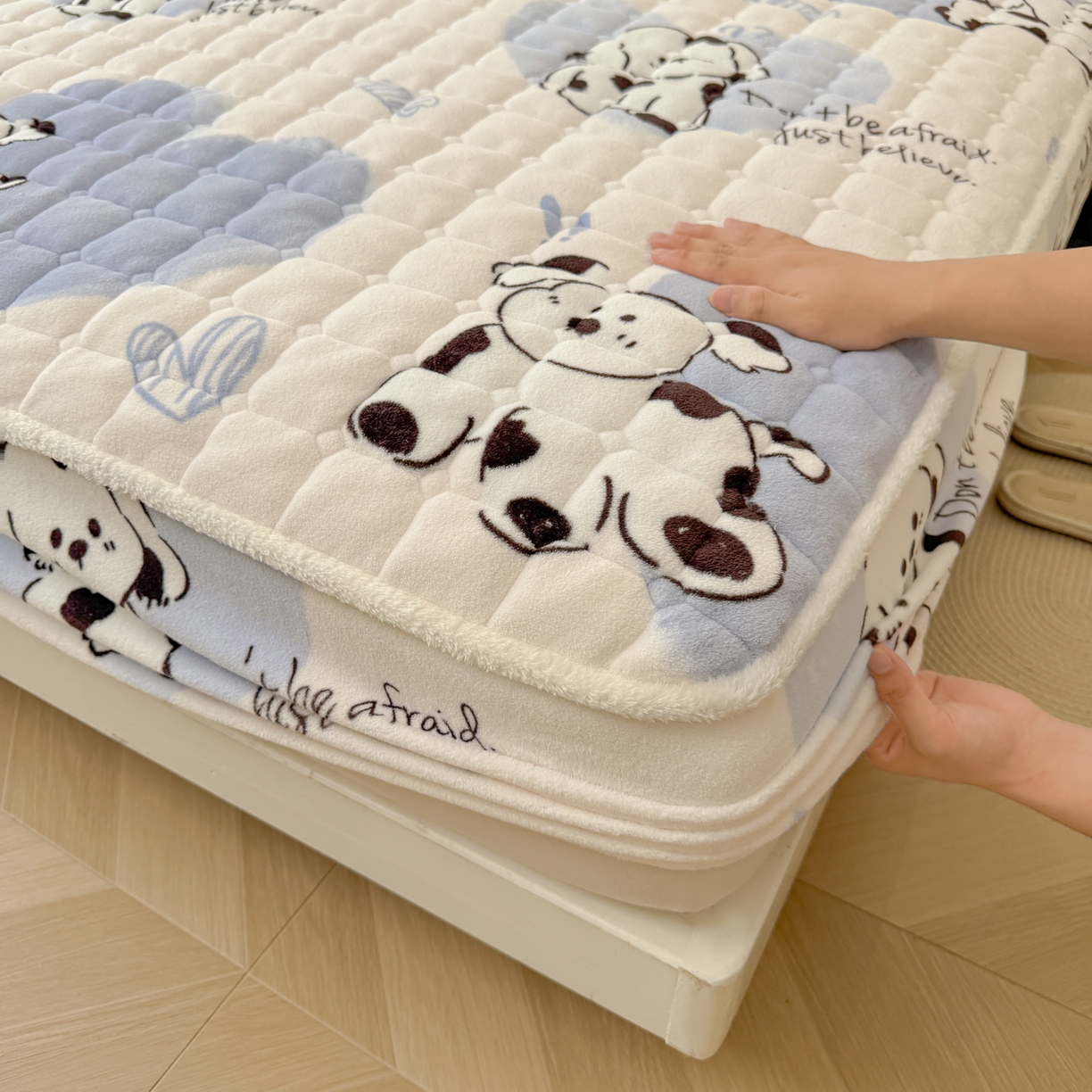 91家纺网 家纺一手货源 找家纺 LIFE.丽芙 2025秋冬新款牛奶绒加厚夹棉单床笠印花款床垫子保护套秋冬保暖床罩子三件套 幸运狗