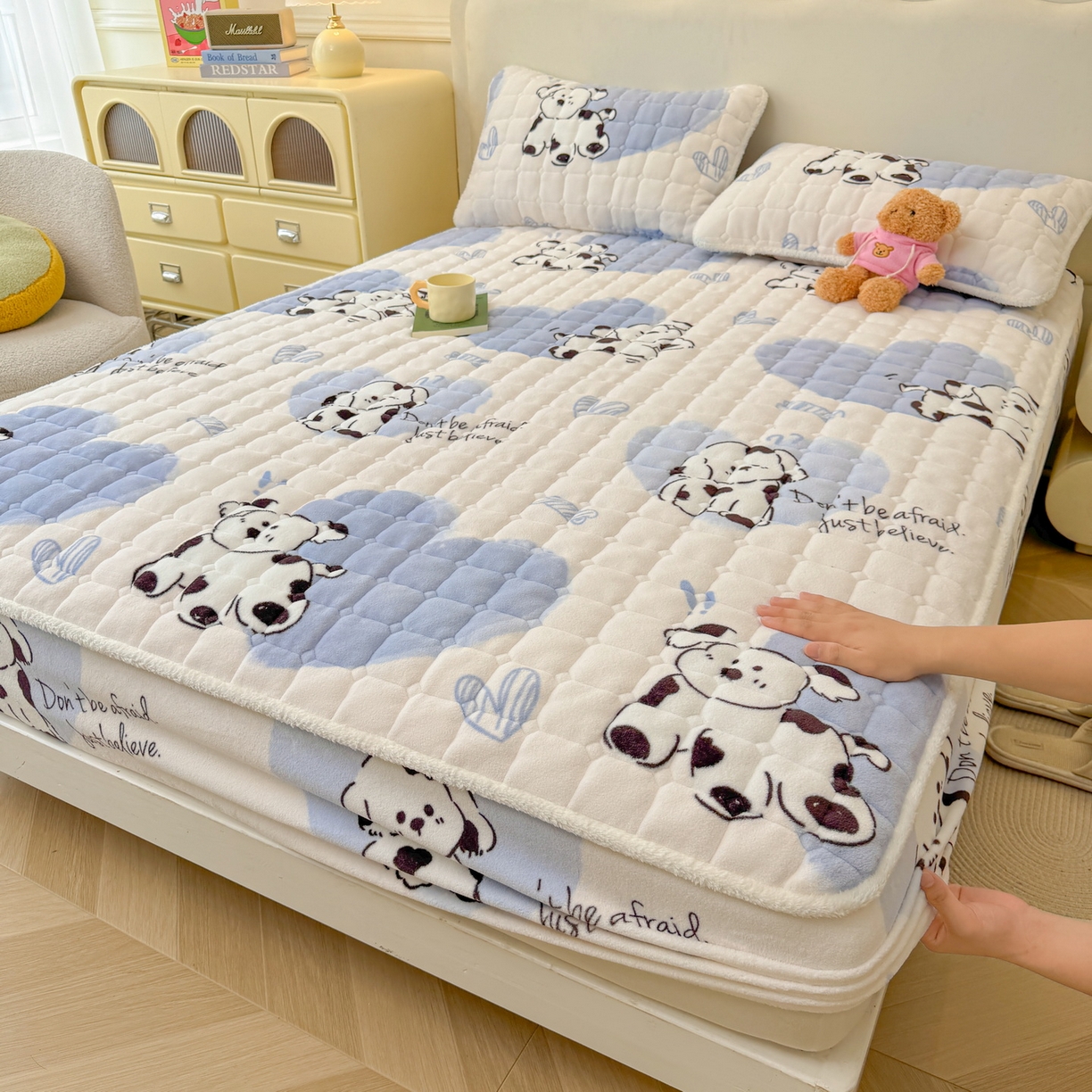 91家纺网 家纺一手货源 找家纺 LIFE.丽芙 2025秋冬新款牛奶绒加厚夹棉单床笠印花款床垫子保护套秋冬保暖床罩子三件套 幸运狗