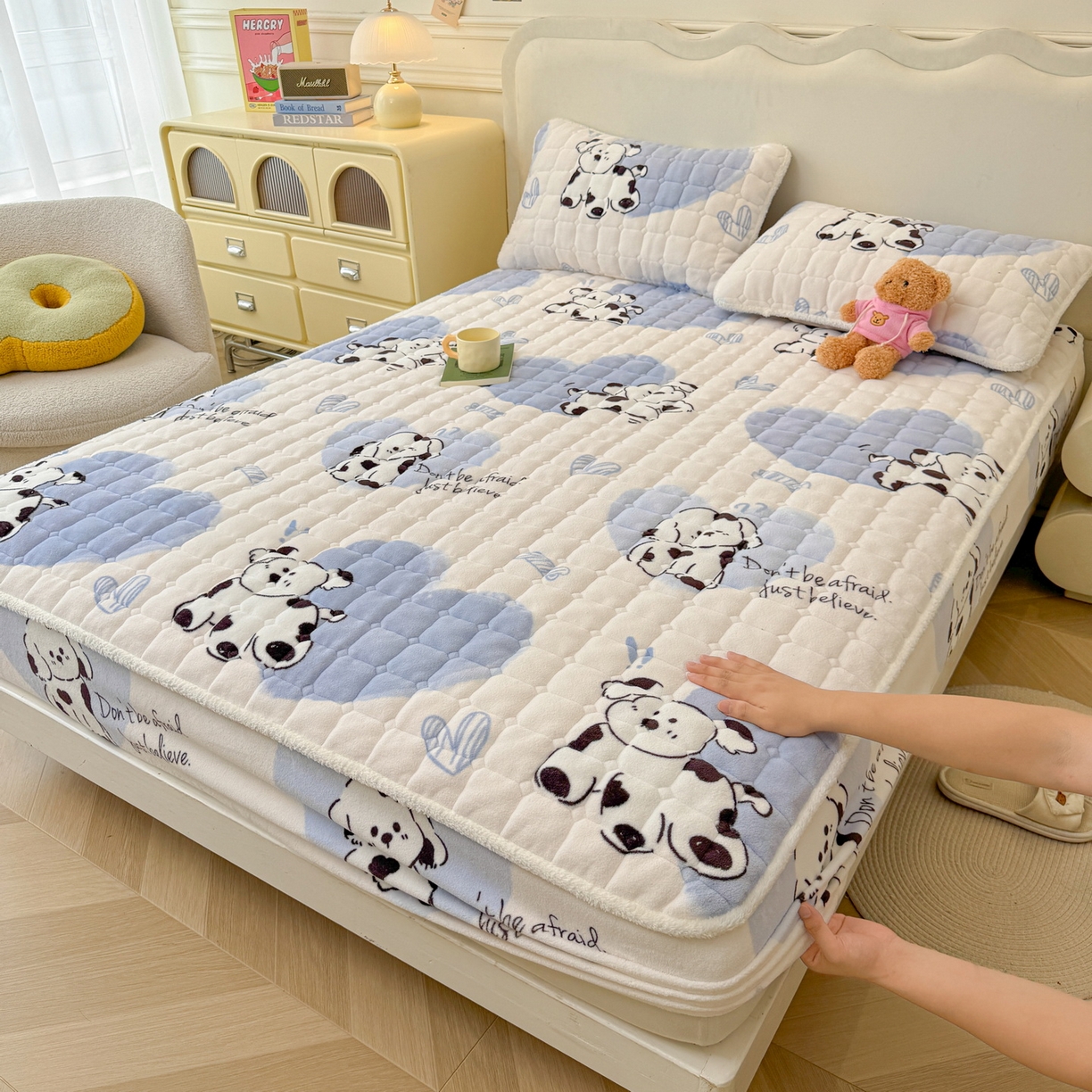 91家纺网 家纺一手货源 找家纺 LIFE.丽芙 2025秋冬新款牛奶绒加厚夹棉单床笠印花款床垫子保护套秋冬保暖床罩子三件套 幸运狗