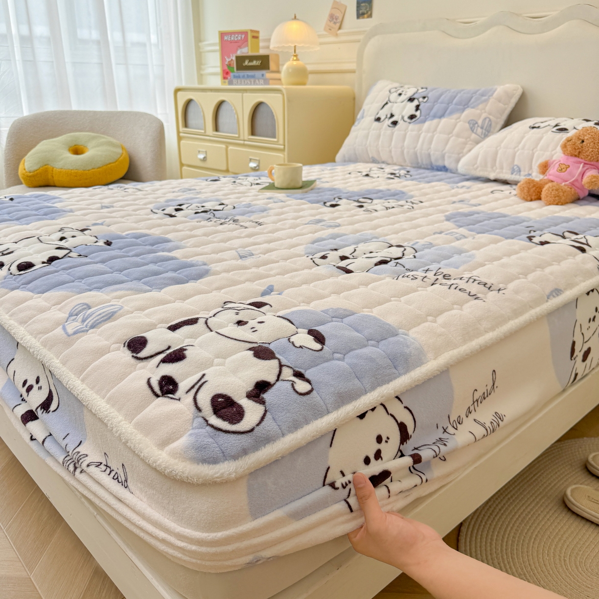 91家纺网 家纺一手货源 找家纺 LIFE.丽芙 2025秋冬新款牛奶绒加厚夹棉单床笠印花款床垫子保护套秋冬保暖床罩子三件套 幸运狗