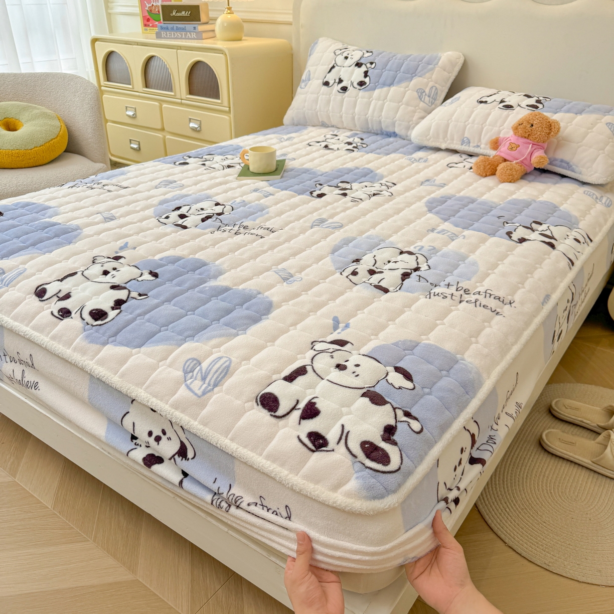 91家纺网 家纺一手货源 找家纺 LIFE.丽芙 2025秋冬新款牛奶绒加厚夹棉单床笠印花款床垫子保护套秋冬保暖床罩子三件套 幸运狗