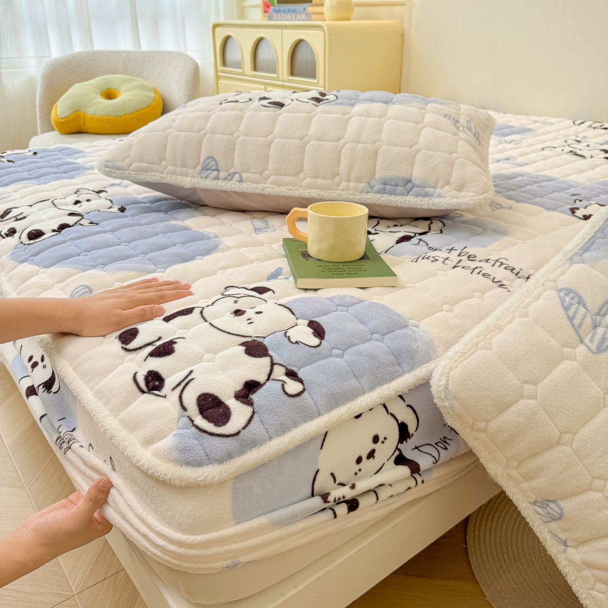 91家纺网 家纺一手货源 找家纺 LIFE.丽芙 2025秋冬新款牛奶绒加厚夹棉单床笠印花款床垫子保护套秋冬保暖床罩子三件套 幸运狗