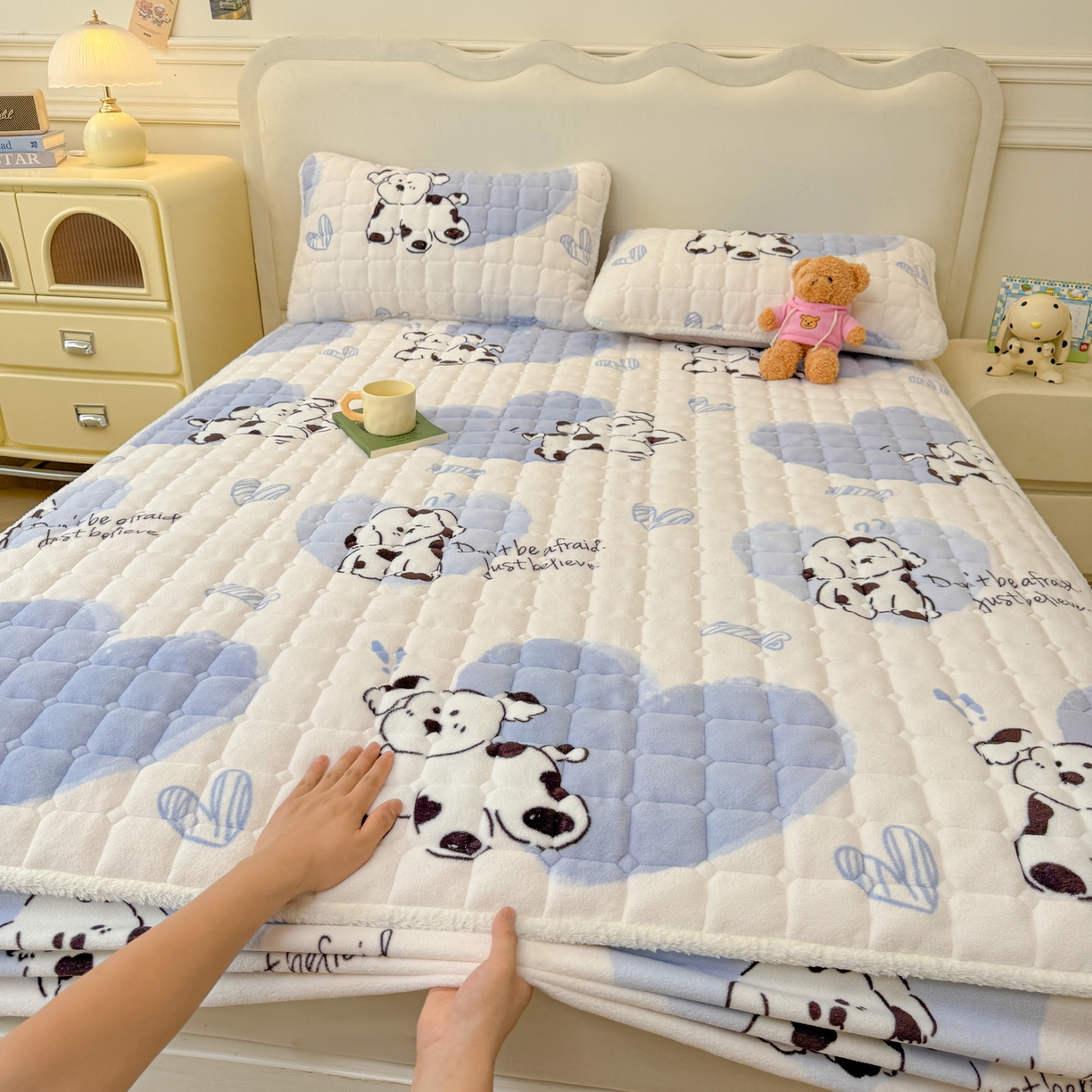 91家纺网 家纺一手货源 找家纺 LIFE.丽芙 2025秋冬新款牛奶绒加厚夹棉单床笠印花款床垫子保护套秋冬保暖床罩子三件套 幸运狗