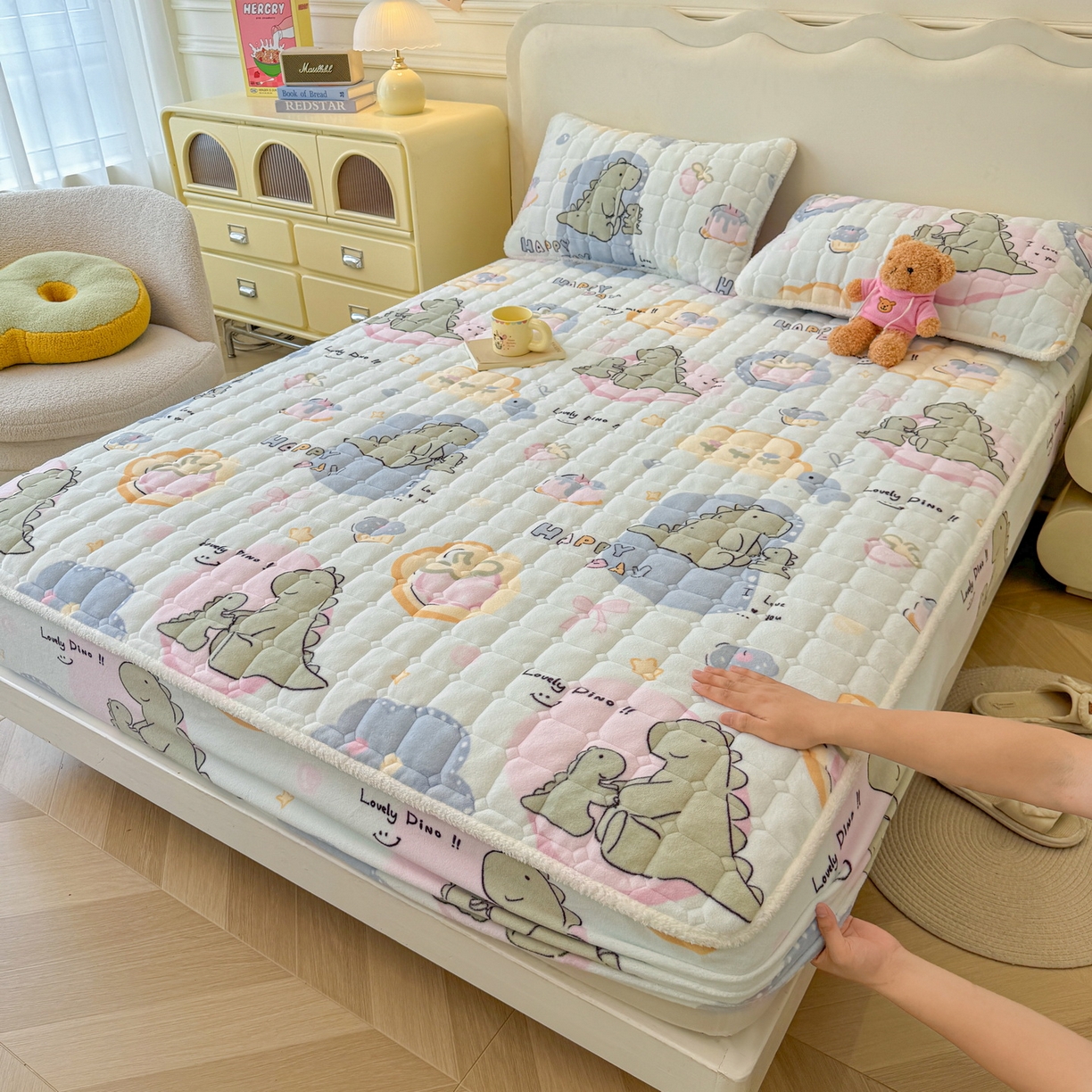 91家纺网 家纺一手货源 找家纺 LIFE.丽芙 2025秋冬新款牛奶绒加厚夹棉单床笠印花款床垫子保护套秋冬保暖床罩子三件套 恐龙宝宝