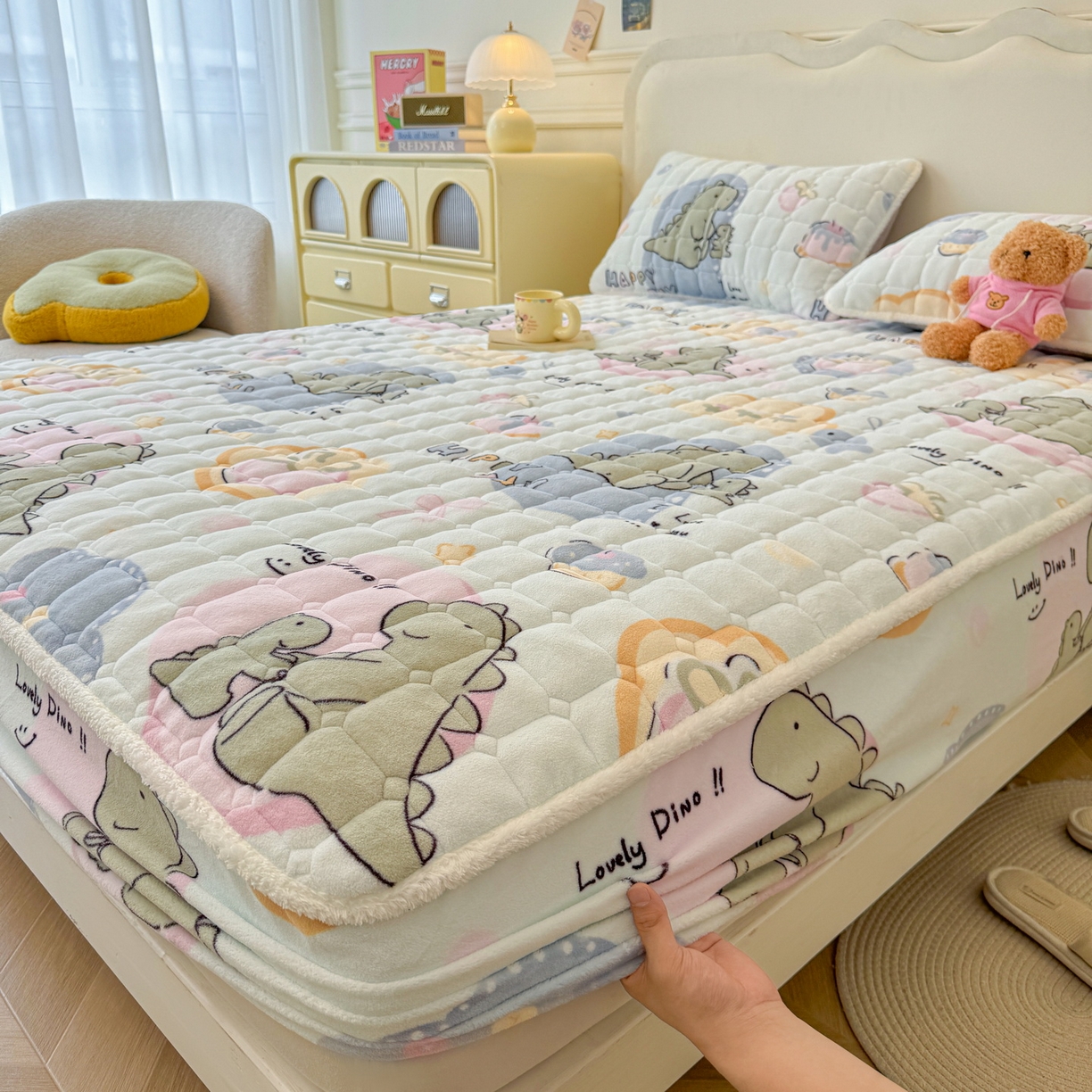 91家纺网 家纺一手货源 找家纺 LIFE.丽芙 2025秋冬新款牛奶绒加厚夹棉单床笠印花款床垫子保护套秋冬保暖床罩子三件套 恐龙宝宝