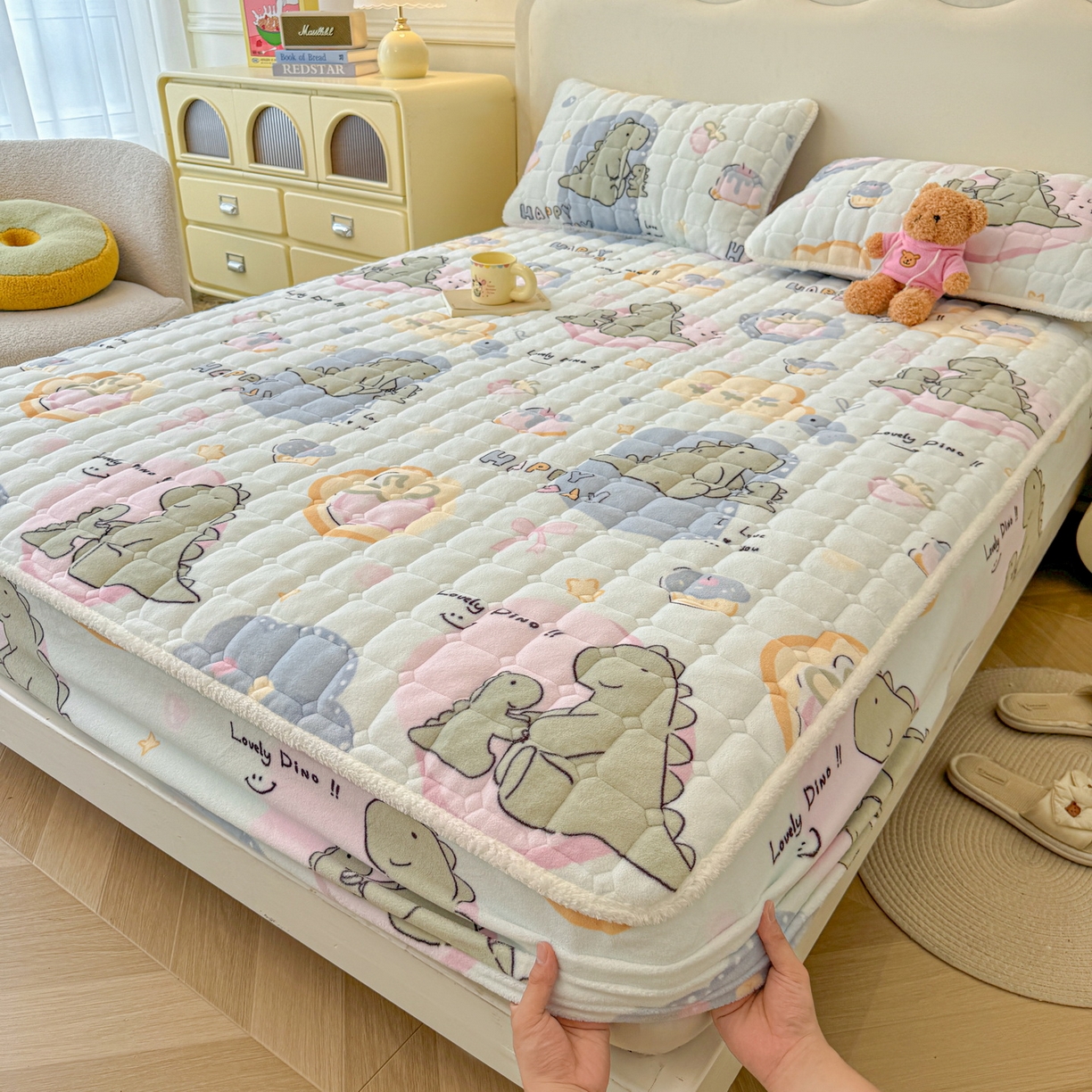 91家纺网 家纺一手货源 找家纺 LIFE.丽芙 2025秋冬新款牛奶绒加厚夹棉单床笠印花款床垫子保护套秋冬保暖床罩子三件套 恐龙宝宝