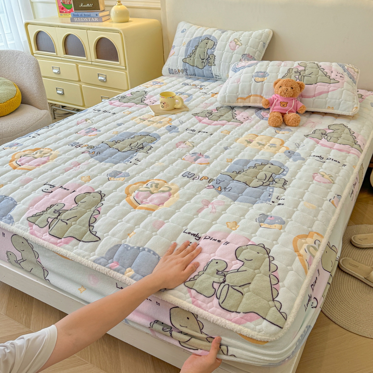 91家纺网 家纺一手货源 找家纺 LIFE.丽芙 2025秋冬新款牛奶绒加厚夹棉单床笠印花款床垫子保护套秋冬保暖床罩子三件套 恐龙宝宝
