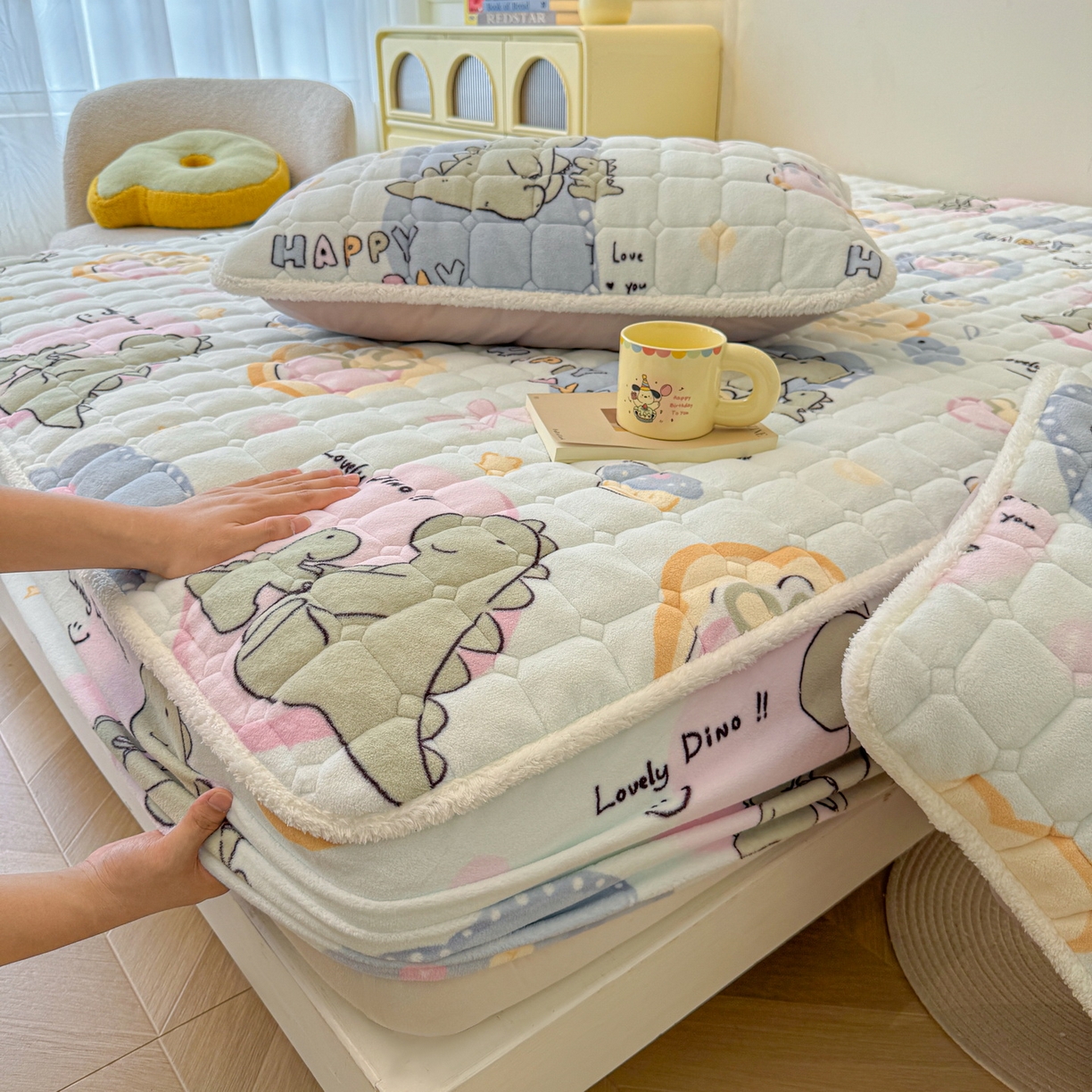 91家纺网 家纺一手货源 找家纺 LIFE.丽芙 2025秋冬新款牛奶绒加厚夹棉单床笠印花款床垫子保护套秋冬保暖床罩子三件套 恐龙宝宝