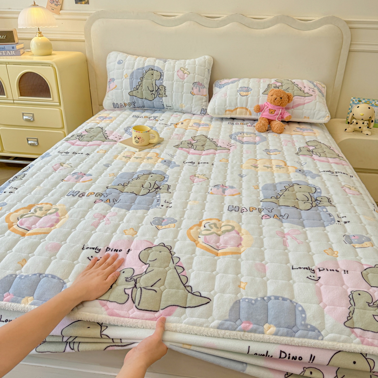 91家纺网 家纺一手货源 找家纺 LIFE.丽芙 2025秋冬新款牛奶绒加厚夹棉单床笠印花款床垫子保护套秋冬保暖床罩子三件套 恐龙宝宝