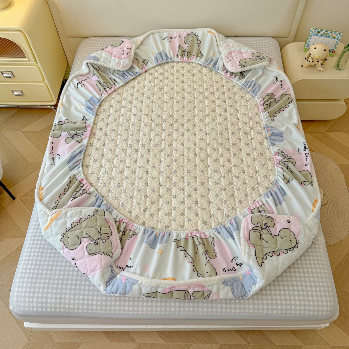 91家纺网 家纺一手货源 找家纺 LIFE.丽芙 2025秋冬新款牛奶绒加厚夹棉单床笠印花款床垫子保护套秋冬保暖床罩子三件套 恐龙宝宝