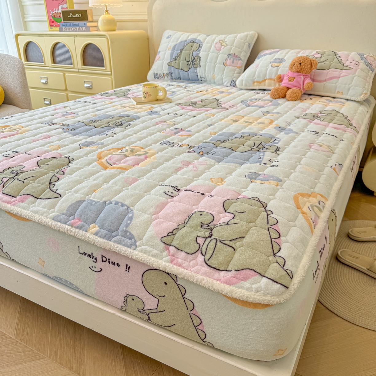 91家纺网 家纺一手货源 找家纺 LIFE.丽芙 2025秋冬新款牛奶绒加厚夹棉单床笠印花款床垫子保护套秋冬保暖床罩子三件套 恐龙宝宝