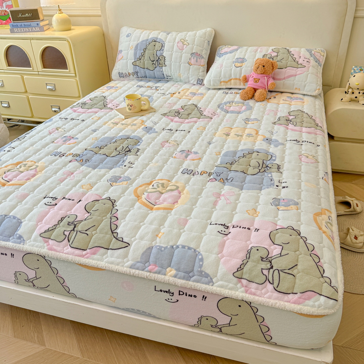 91家纺网 家纺一手货源 找家纺 LIFE.丽芙 2025秋冬新款牛奶绒加厚夹棉单床笠印花款床垫子保护套秋冬保暖床罩子三件套 恐龙宝宝