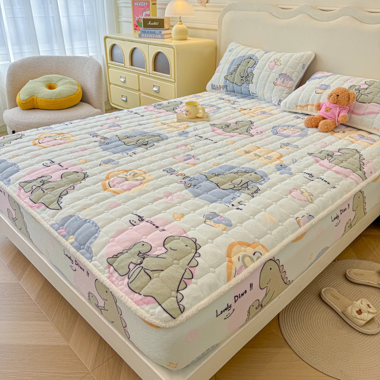 91家纺网 家纺一手货源 找家纺 LIFE.丽芙 2025秋冬新款牛奶绒加厚夹棉单床笠印花款床垫子保护套秋冬保暖床罩子三件套 恐龙宝宝