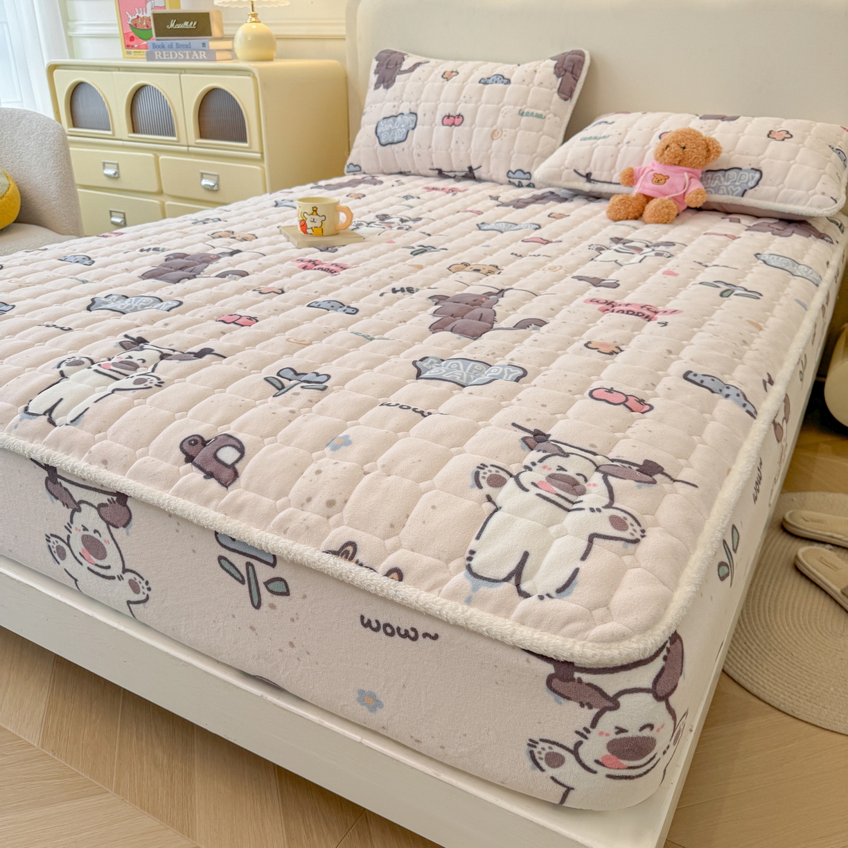 91家纺网 家纺一手货源 找家纺 LIFE.丽芙 2025秋冬新款牛奶绒加厚夹棉单床笠印花款床垫子保护套秋冬保暖床罩子三件套 萌喵酷狗