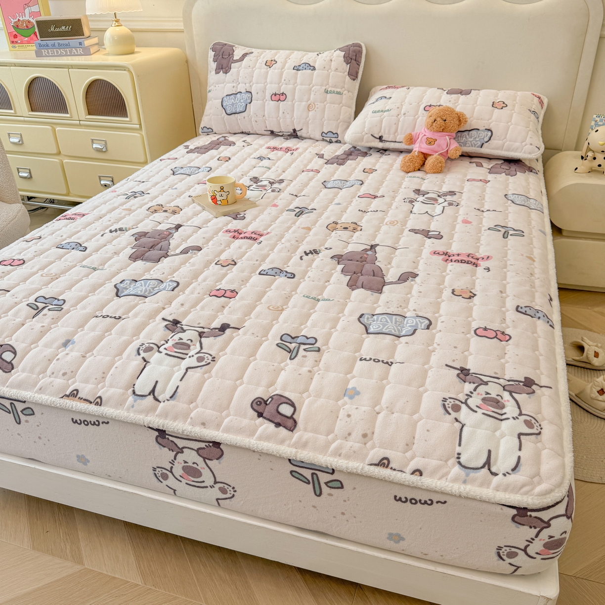 91家纺网 家纺一手货源 找家纺 LIFE.丽芙 2025秋冬新款牛奶绒加厚夹棉单床笠印花款床垫子保护套秋冬保暖床罩子三件套 萌喵酷狗