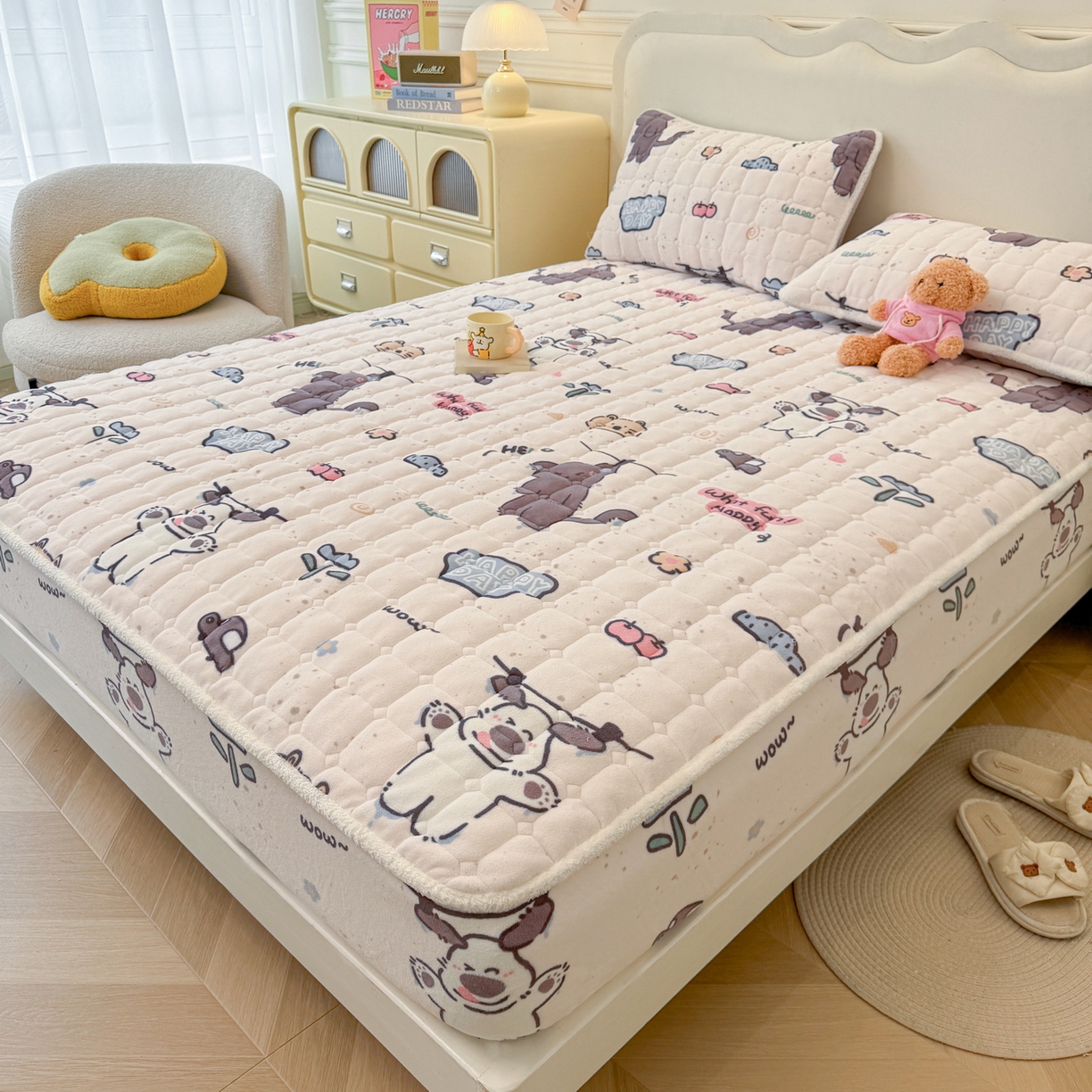 91家纺网 家纺一手货源 找家纺 LIFE.丽芙 2025秋冬新款牛奶绒加厚夹棉单床笠印花款床垫子保护套秋冬保暖床罩子三件套 萌喵酷狗