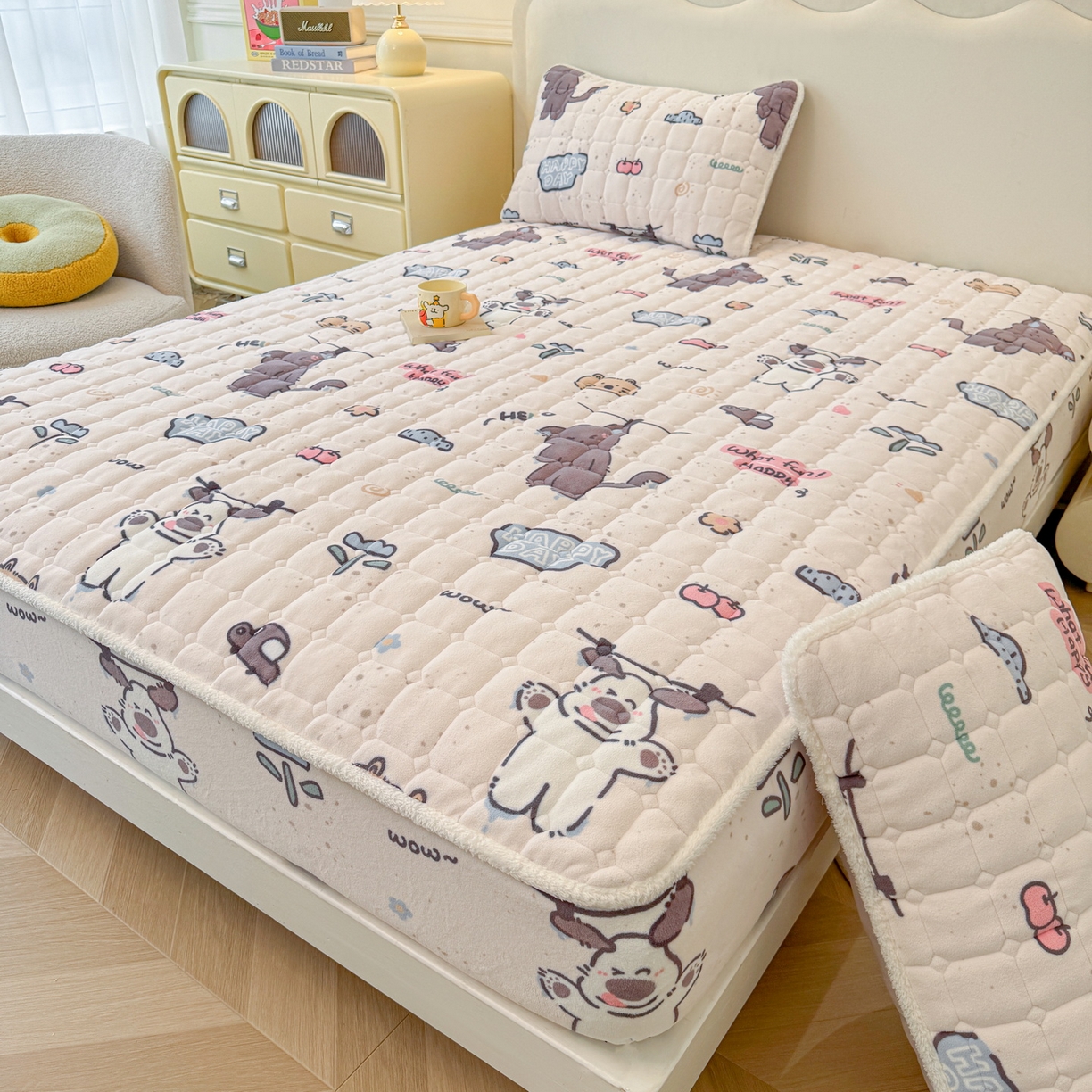 91家纺网 家纺一手货源 找家纺 LIFE.丽芙 2025秋冬新款牛奶绒加厚夹棉单床笠印花款床垫子保护套秋冬保暖床罩子三件套 萌喵酷狗