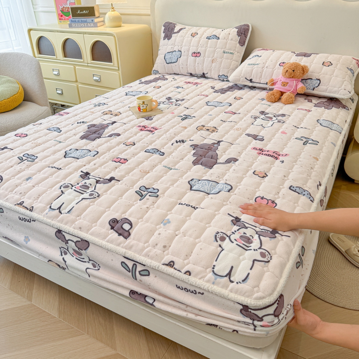 91家纺网 家纺一手货源 找家纺 LIFE.丽芙 2025秋冬新款牛奶绒加厚夹棉单床笠印花款床垫子保护套秋冬保暖床罩子三件套 萌喵酷狗