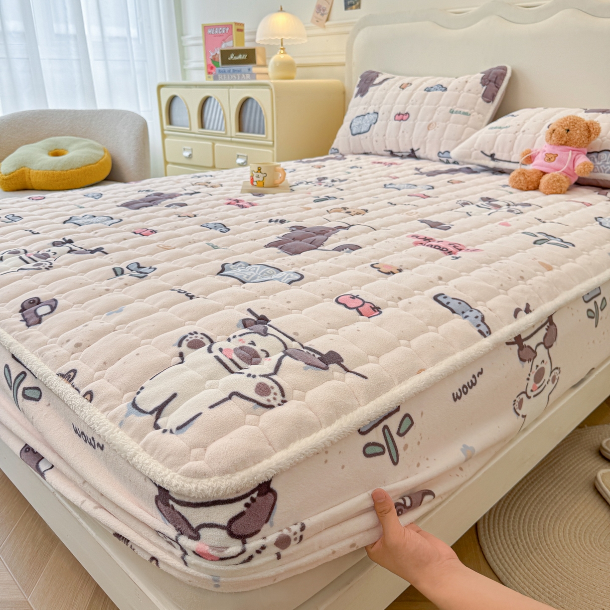 91家纺网 家纺一手货源 找家纺 LIFE.丽芙 2025秋冬新款牛奶绒加厚夹棉单床笠印花款床垫子保护套秋冬保暖床罩子三件套 萌喵酷狗