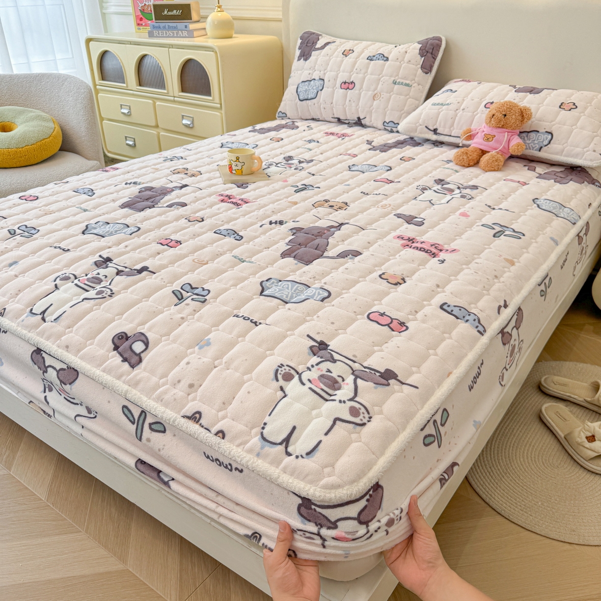 91家纺网 家纺一手货源 找家纺 LIFE.丽芙 2025秋冬新款牛奶绒加厚夹棉单床笠印花款床垫子保护套秋冬保暖床罩子三件套 萌喵酷狗