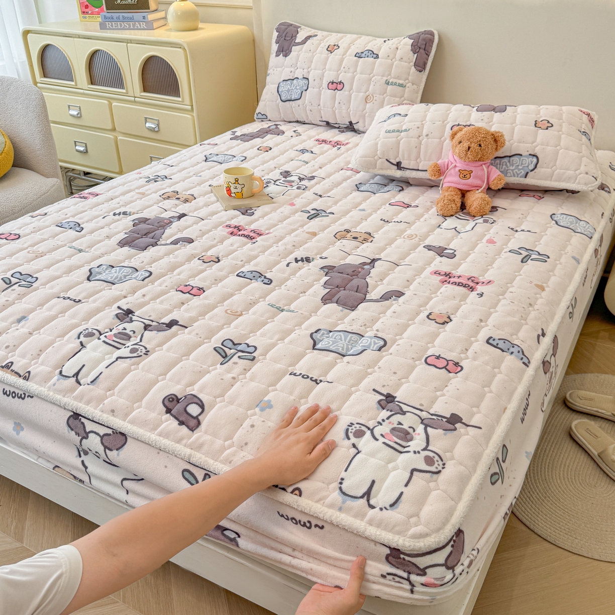 91家纺网 家纺一手货源 找家纺 LIFE.丽芙 2025秋冬新款牛奶绒加厚夹棉单床笠印花款床垫子保护套秋冬保暖床罩子三件套 萌喵酷狗