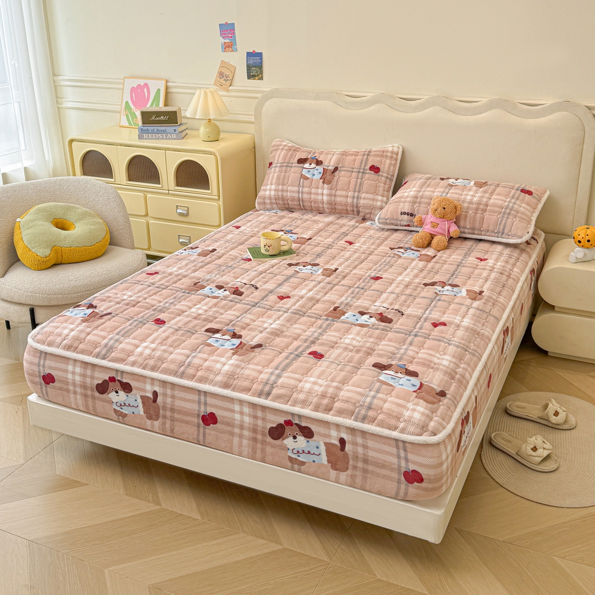 91家纺网 家纺一手货源 找家纺 LIFE.丽芙 2025秋冬新款牛奶绒加厚夹棉单床笠印花款床垫子保护套秋冬保暖床罩子三件套 皮皮狗