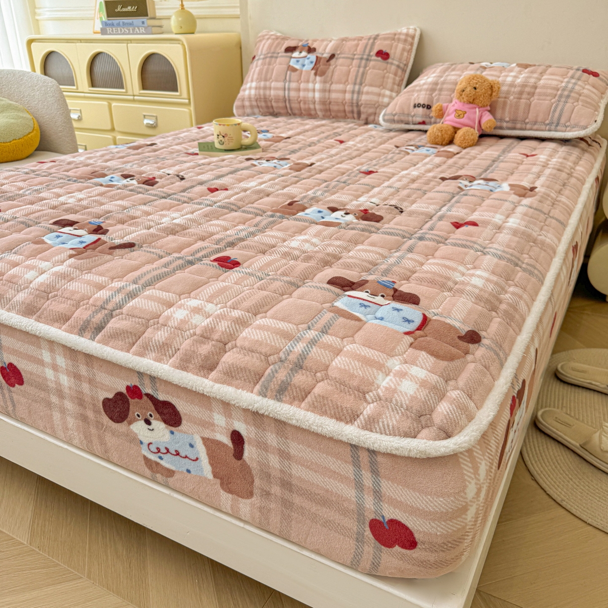 91家纺网 家纺一手货源 找家纺 LIFE.丽芙 2025秋冬新款牛奶绒加厚夹棉单床笠印花款床垫子保护套秋冬保暖床罩子三件套 皮皮狗