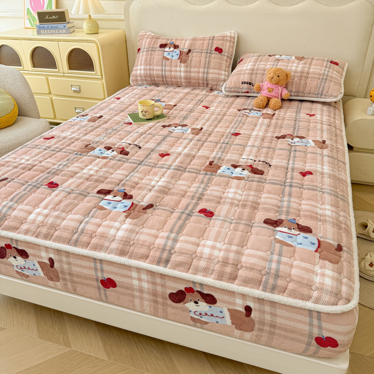 91家纺网 家纺一手货源 找家纺 LIFE.丽芙 2025秋冬新款牛奶绒加厚夹棉单床笠印花款床垫子保护套秋冬保暖床罩子三件套 皮皮狗