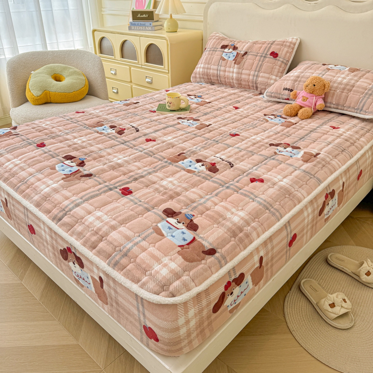 91家纺网 家纺一手货源 找家纺 LIFE.丽芙 2025秋冬新款牛奶绒加厚夹棉单床笠印花款床垫子保护套秋冬保暖床罩子三件套 皮皮狗