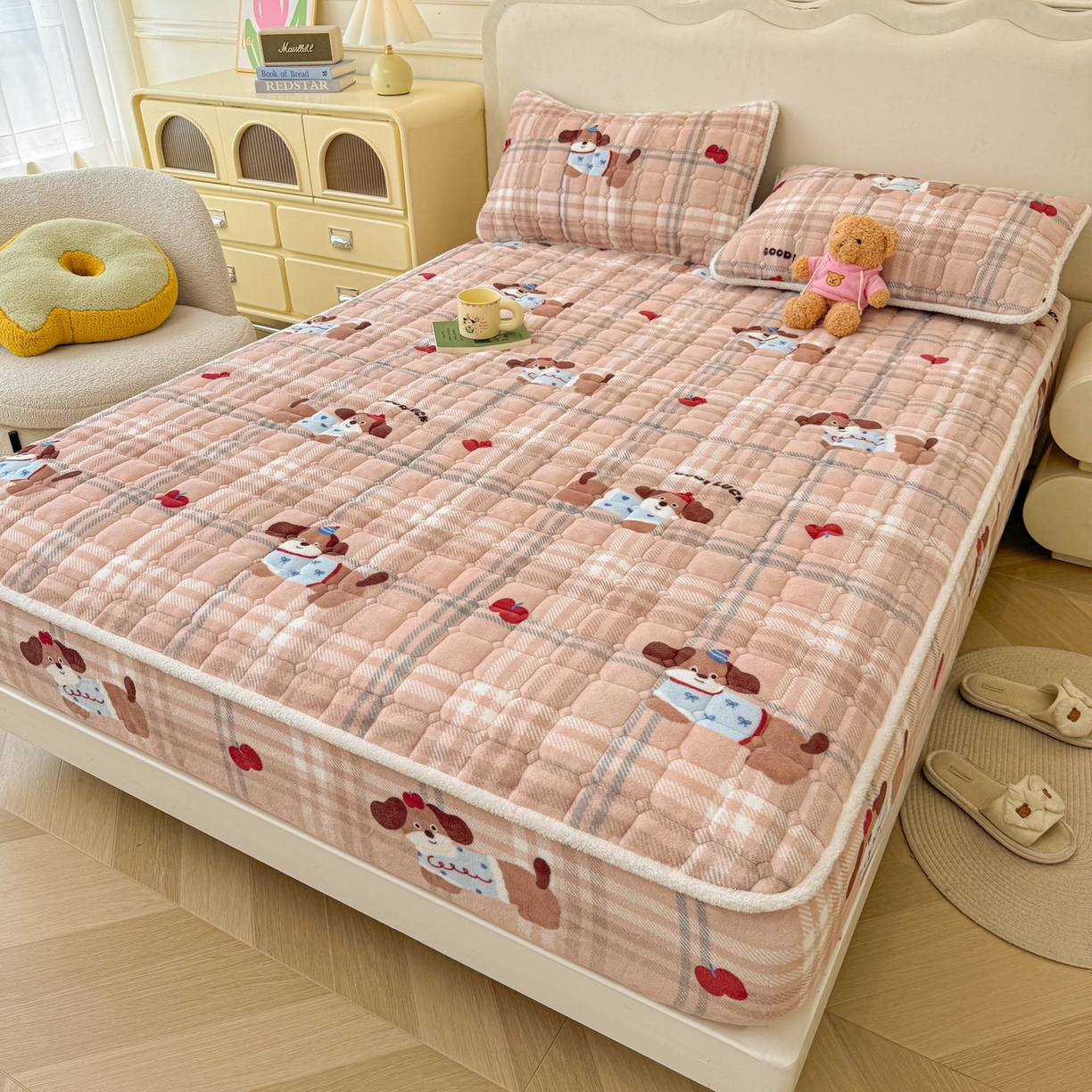 91家纺网 家纺一手货源 找家纺 LIFE.丽芙 2025秋冬新款牛奶绒加厚夹棉单床笠印花款床垫子保护套秋冬保暖床罩子三件套 皮皮狗